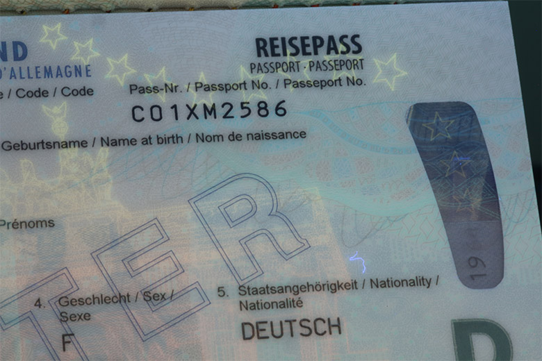 德国发布新版护照设计更轻便更安全